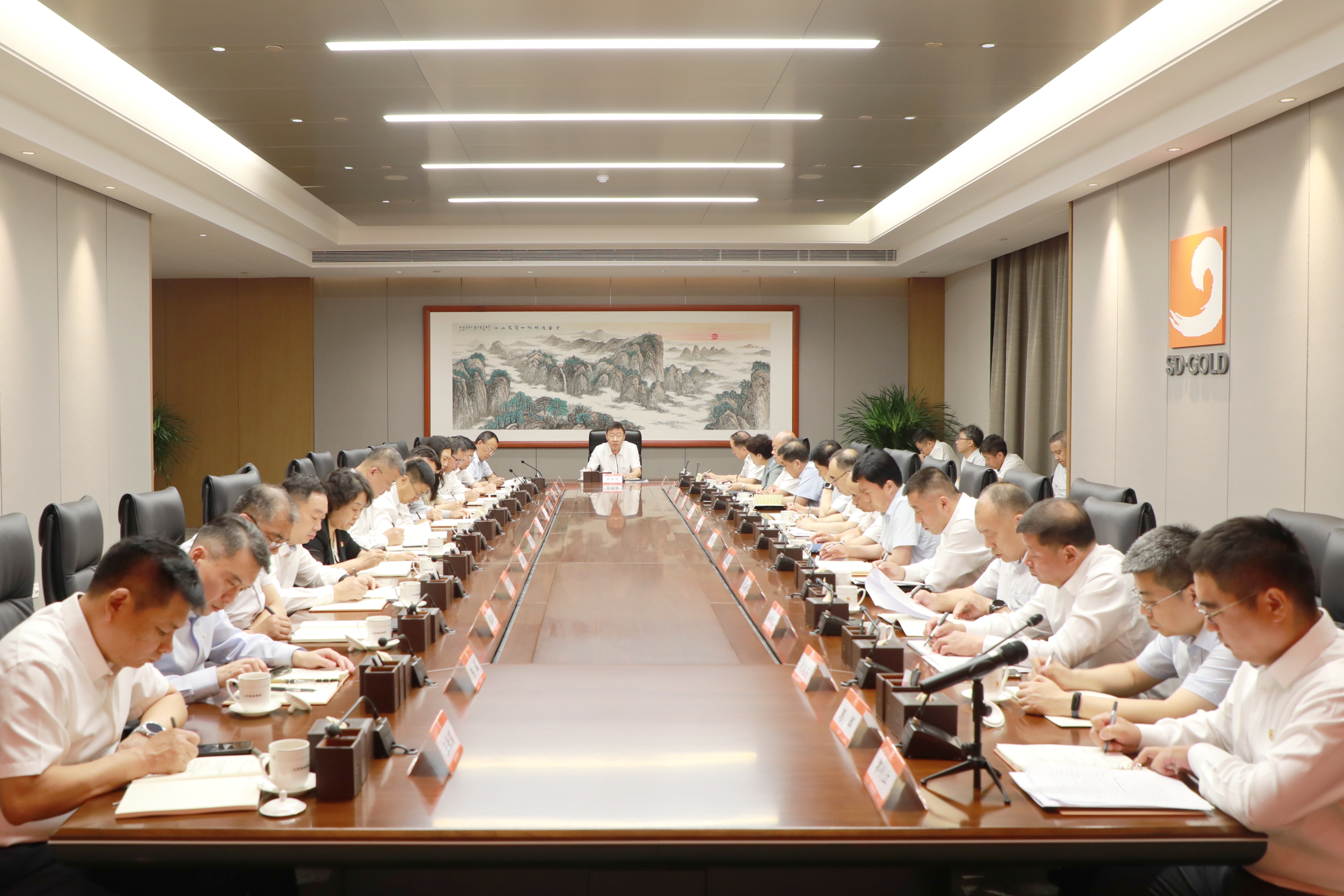 集團黨委理論學(xué)習(xí)中心組進行集體學(xué)習(xí)